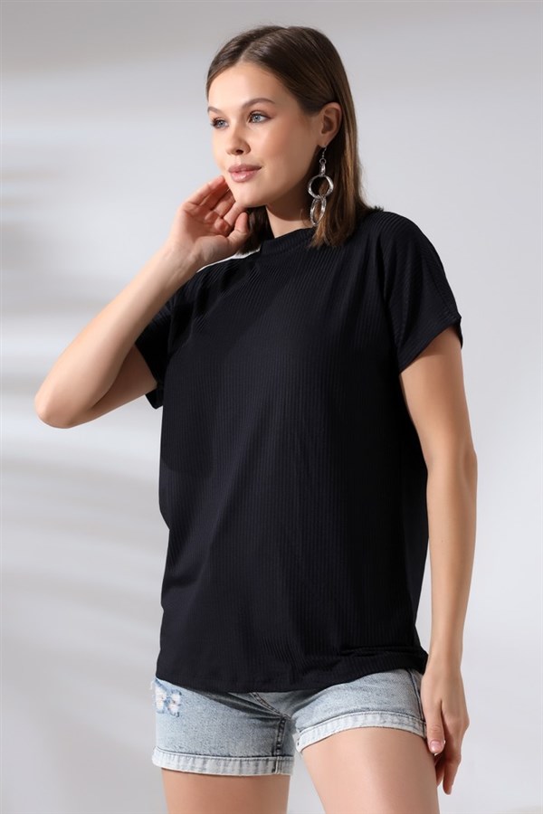 dik yaka kısa kollu bedende normal boy tişört