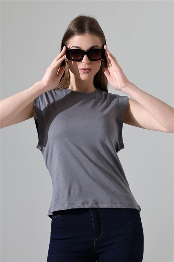 kolsuz arka eteği oval pamuklu tişört